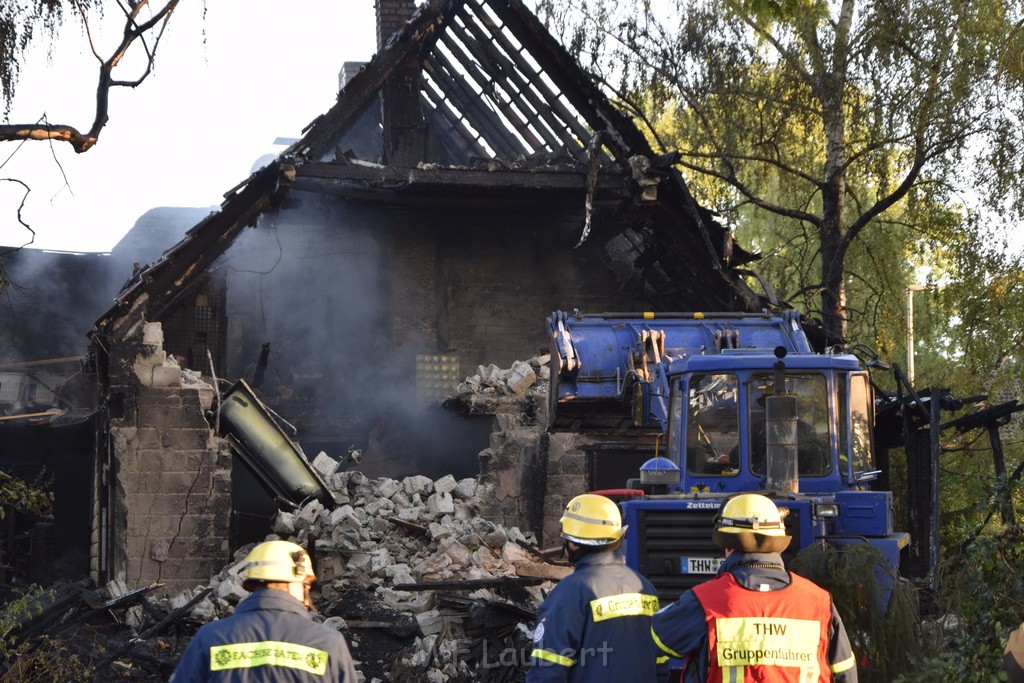 Grossfeuer Einfamilienhaus Siegburg Muehlengrabenstr P0987.JPG - Miklos Laubert